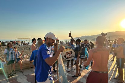 Celebración de los argentinos en Almería tras la victoria en el Mundial en el Paseo Marítimo.