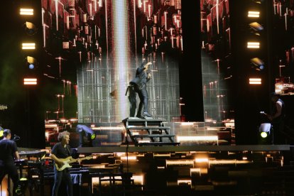 El cantante en el escenario en su primer concierto de la gira
