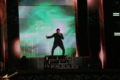 El cantante en el escenario en su primer concierto de la gira