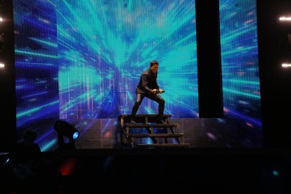 El cantante en el escenario en su primer concierto de la gira