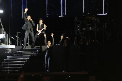 Chayanne junto a sus bailarines en el concierto de Almería