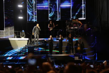 Chayanne junto a sus bailarines en el concierto de Almería