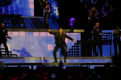 El cantante Chayanne sobre el escenario en el inicio de su gira en Almería