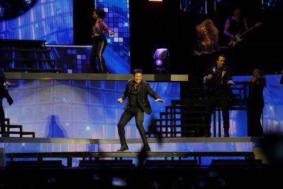 El cantante Chayanne sobre el escenario en el inicio de su gira en Almería