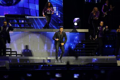 El cantante Chayanne sobre el escenario en el inicio de su gira en Almería