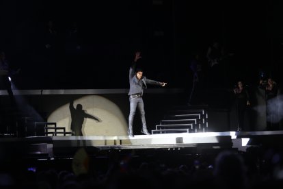 El cantante Chayanne interpreta sus éxitos en el estreno de su gira en Almería