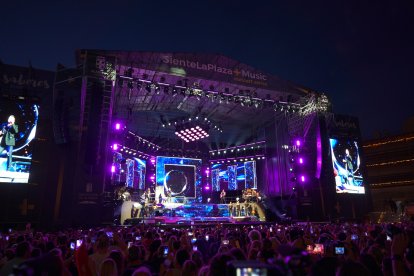 Chayanne brilla sobre el escenario en el primer concierto de su gira