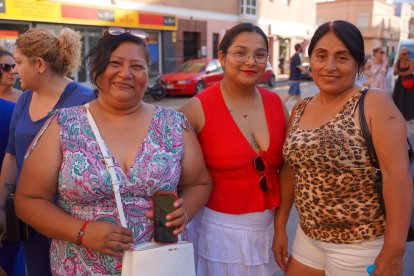 Pilar, Alexandra, Mónica