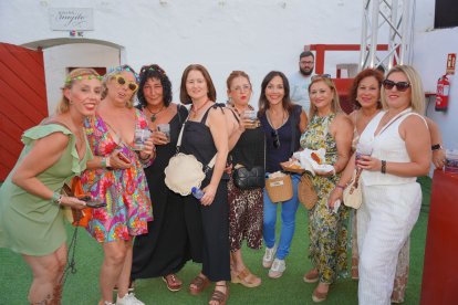 Amigas ataviadas con emoción para el concierto