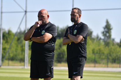 Juan Carlos Cintas y Fran Fernández en un entrenamiento del Karpaty ucraniano.