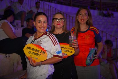 Jessica, Ana y Reme no quisieron perderse la actuación de Antonio Orozco.