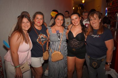 Alba, Mari, Trini, Elia y Ángeles acudieron juntas a la cita musical.