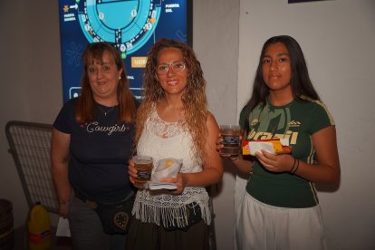 Ángeles, Mati y Estrella disfrutaron del concierto de Antonio Orozco.