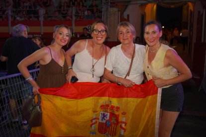 Cristina, Trini, Cari y Almudena asistieron juntas al espectáculo.