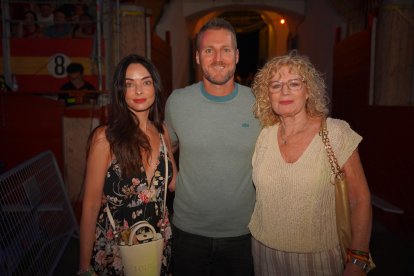 Fabio, Ana y Raquel disfrutaron del ambiente en la Plaza de Toros.