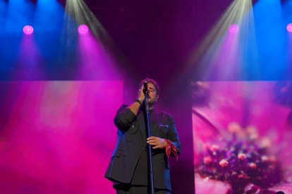 Antonio Orozco emocionó al público almeriense con un concierto repleto de algunos de los grandes éxitos de su carrera.