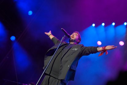 Antonio Orozco emocionó al público almeriense con un concierto repleto de algunos de los grandes éxitos de su carrera.