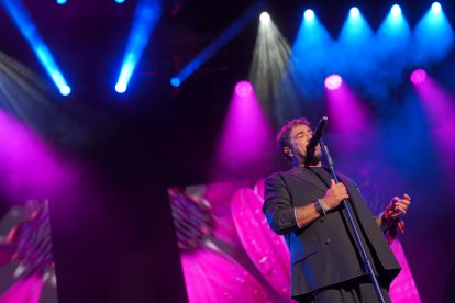 Antonio Orozco emocionó al público almeriense con un concierto repleto de algunos de los grandes éxitos de su carrera.