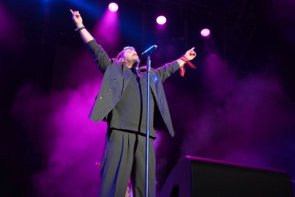 Antonio Orozco emocionó al público almeriense con un concierto repleto de algunos de los grandes éxitos de su carrera.