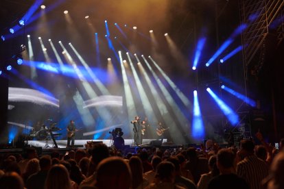 Antonio Orozco emocionó al público almeriense con un concierto repleto de algunos de los grandes éxitos de su carrera.