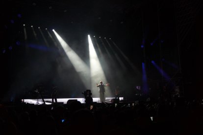 Antonio Orozco emocionó al público almeriense con un concierto repleto de algunos de los grandes éxitos de su carrera.