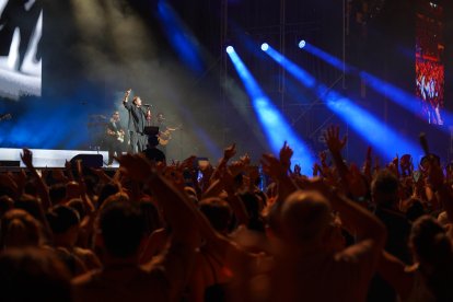 Antonio Orozco emocionó al público almeriense con un concierto repleto de algunos de los grandes éxitos de su carrera.