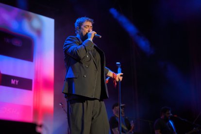 Antonio Orozco emocionó al público almeriense con un concierto repleto de algunos de los grandes éxitos de su carrera.