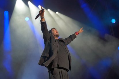 Antonio Orozco emocionó al público almeriense con un concierto repleto de algunos de los grandes éxitos de su carrera.