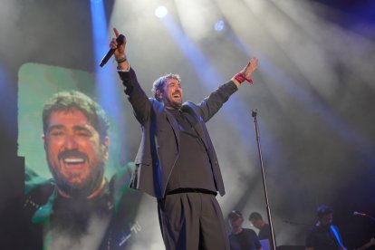 Antonio Orozco emocionó al público almeriense con un concierto repleto de algunos de los grandes éxitos de su carrera.