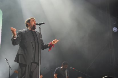 Antonio Orozco emocionó al público almeriense con un concierto repleto de algunos de los grandes éxitos de su carrera.