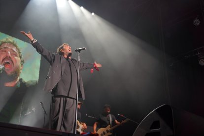 Antonio Orozco emocionó al público almeriense con un concierto repleto de algunos de los grandes éxitos de su carrera.