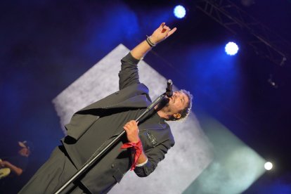 Antonio Orozco emocionó al público almeriense con un concierto repleto de algunos de los grandes éxitos de su carrera.