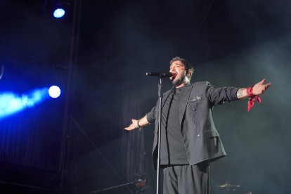 Antonio Orozco emocionó al público almeriense con un concierto repleto de algunos de los grandes éxitos de su carrera.