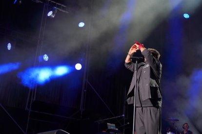 Antonio Orozco emocionó al público almeriense con un concierto repleto de algunos de los grandes éxitos de su carrera.