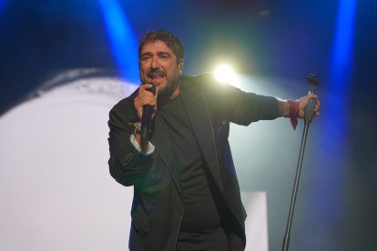 Antonio Orozco emocionó al público almeriense con un concierto repleto de algunos de los grandes éxitos de su carrera.