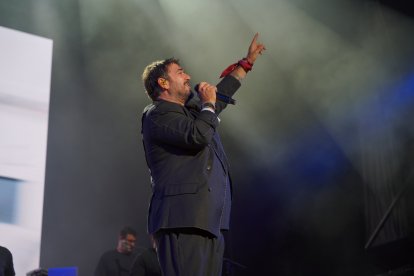 Antonio Orozco emocionó al público almeriense con un concierto repleto de algunos de los grandes éxitos de su carrera.