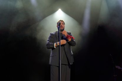 Antonio Orozco emocionó al público almeriense con un concierto repleto de algunos de los grandes éxitos de su carrera.