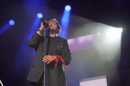 Antonio Orozco emocionó al público almeriense con un concierto repleto de algunos de los grandes éxitos de su carrera.