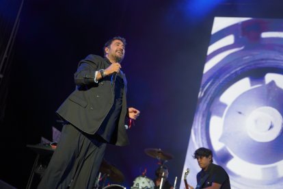 Antonio Orozco emocionó al público almeriense con un concierto repleto de algunos de los grandes éxitos de su carrera.
