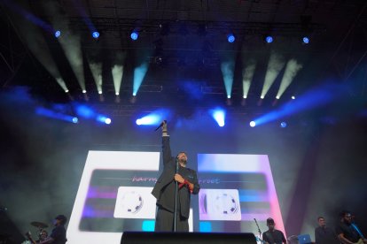 Antonio Orozco emocionó al público almeriense con un concierto repleto de algunos de los grandes éxitos de su carrera.
