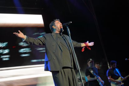 Antonio Orozco emocionó al público almeriense con un concierto repleto de algunos de los grandes éxitos de su carrera.