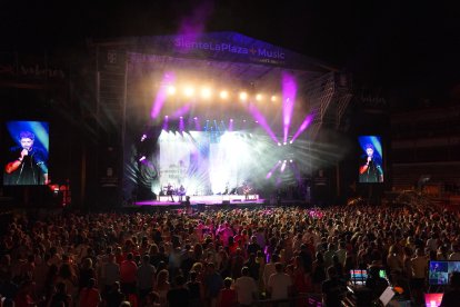 Los asistentes disfrutaron de una noche marcada por la música y el buen ambiente en Siente La Plaza.