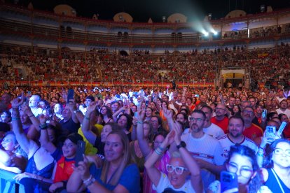 Los asistentes disfrutaron de una noche marcada por la música y el buen ambiente en Siente La Plaza.
