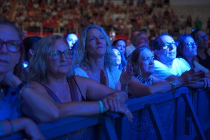 Los asistentes disfrutaron de una noche marcada por la música y el buen ambiente en Siente La Plaza.