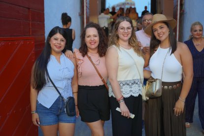 Jessica, Trini, Alba y Laura posaron durante la velada musical.