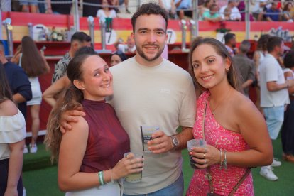 Rocío, Dani y Lucía vivieron con ilusión el concierto en la Plaza de Toros.