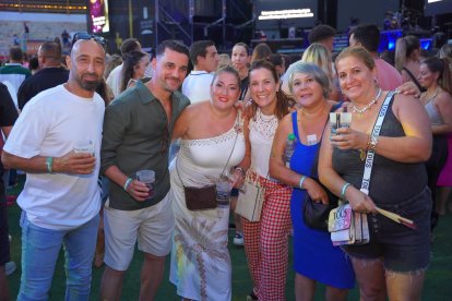 Un grupo de amigos esperó con ganas la salida al escenario de Galván Real.