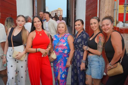 Coraima, Lidia, Helen, Angy, María y María Jesús vivieron una noche de música y buen ambiente.