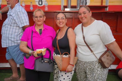 Elisabet, Mónica y Mónica no quisieron perderse el concierto del artista valenciano.