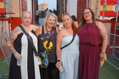 Jessica, Mari Carmen, Cristina y Ana Belén acudieron juntas a la actuación.